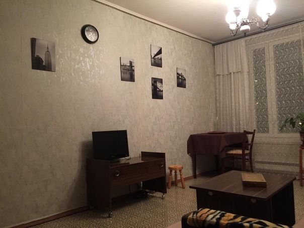 Фото: Помогаю знакомым сдать квартиру <br><br>Сдаётся впервые! <br>Ухоженная, чистая 2-х комнатная квартира со всей необходимой мебелью , техникой (вся новая) и домашней утварью: кухонный гарнитур и уголок со столом; в гостиной - многофункциональная стенка , угловой диван (раскладной 2хместный) , кресло, стол , жур/стол, тумбы; в спальне 2-хместная кровать, тумбы , шкаф; санузел в плитке, комнаты изолированные. <br><br>Шаговая доступность до метро Южная (18 мин/пеш.), школы , музыкальная школа , спортивная школа , бассейны, различные кружки , детские сады , торговые центры , магазины, кинотеатры и центральный вход в Битцевский парк на выходе со двора.<br><br>По всем вопросам пишите, дам контакт 