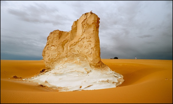 Белая пустыня в Египте (White Desert) Национальный египетский парк White Desert представляет из себя небольшой участок, находящийся к северу от оазиса Фарафра. Путь в национальный парк довольно