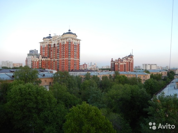 Сдается 3-х комнатная квартира в сталинском доме (2 спальни), 7 минут пешком от м. Октябрьское поле. Оборудована техникой: холодильник, стиральная машинка, СВЧ печь, TV (SMART), пылесос. Кухонная посуда, включая набор кастрюль (Германия). <br> <br>Удобная планировка, высокие потолки. Тихий, уютный район. В шаговой доступности торговые центры, супермаркеты, школа, поликлиника, кафе и рестораны. <br> <br>Интернет: Wi-Fi <br>Ищем семью для заселения в квартиру. <br>Квартира сдается без комиссии на длительный срок (собственник). <br>+ Депозит (его можно разбить на 2 месяца) <br>Цена - 55 000 руб. <br>8-903-147-7650 Александр. - фото Фото: Сдается 3-х комнатная квартира в сталинском доме (2 спальни), 7 минут пешком от м. Октябрьское поле. Оборудована техникой: холодильник, стиральная машинка, СВЧ печь, TV (SMART), пылесос. Кухонная посуда, включая набор кастрюль (Германия). <br> <br>Удобная планировка, высокие потолки. Тихий, уютный район. В шаговой доступности торговые центры, супермаркеты, школа, поликлиника, кафе и рестораны. <br> <br>Интернет: Wi-Fi <br>Ищем семью для заселения в квартиру. <br>Квартира сдается без комиссии на длительный срок (собственник). <br>+ Депозит (его можно разбить на 2 месяца) <br>Цена - 55 000 руб. <br>8-903-147-7650 Александр.