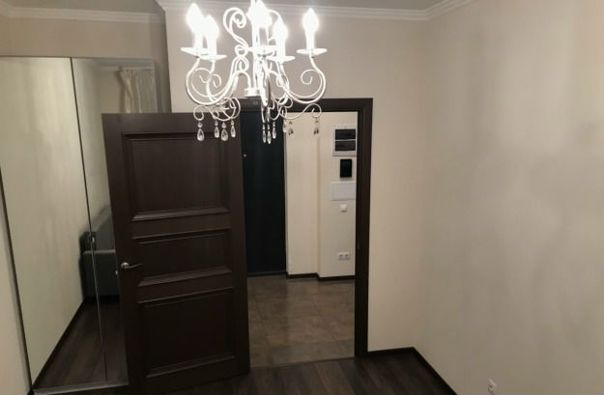Фото: Москва, студенческая улица, 20к1 <br>м.Студенческая - 500 м <br>Сдам светлую 1-к квартиру в тихом районе. В квартире есть вся мебель и техника, необходимая для комфортной жизни. Кровать, шкаф, стол, кабельное TV, все новое, есть балкон. На кухне есть плита, холодильник, свч, стиралка. Соседи вежливые, рядом супермаркеты и место под парковку, детский садик, торговый комплекс. Квартира сдается на длительный срок, аккуратным людям. Стоят счетчики. <br>Цена 27000т.р <br>+7(925)270-82-24 Роберт