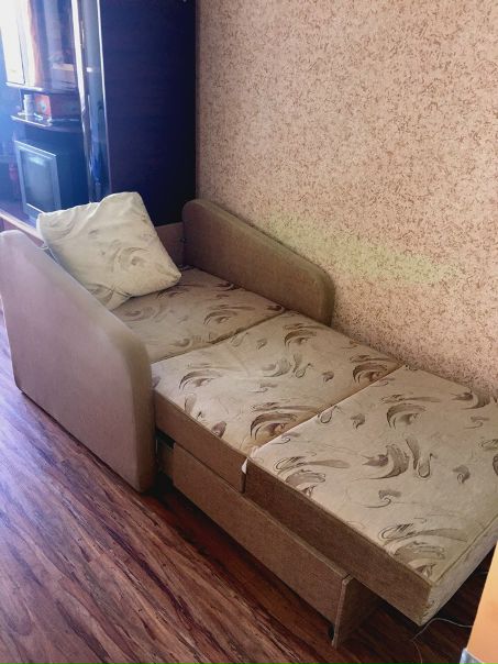 Фото: Cдам часть комнаты девушке с графиком работы 5/2. Квартира большая в новом доме с консьержкой. 9 000 руб (Ком. услуги и интернет включены в оплату). Без залога и комиссии. Есть все необходимое для проживания: спальное место, телевизор, шкаф для одежды у каждой отдельно, Wi-fi, стиральная машина, микроволновая печь, холодильник, а так же гладильная доска и сушилка. <br>До метро улица Скобелевская пешком 10 минут, а так же пешком до станции Бутово 10 минут (Курское направление, до метро Царицыно 15 минут и 35 минут до Курского вокзала).8-965-354-21-86 Оксана<br> Миронова