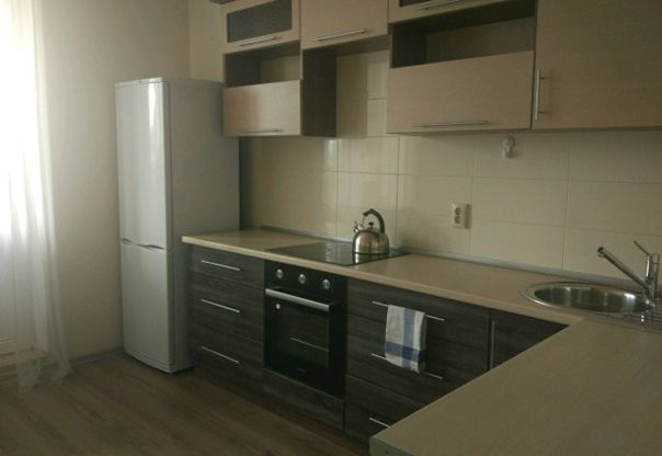 Фото: м. Университет <br>ул. Крупской, 4 к1 <br>Сдается 2 комнатная квартира в новом хорошем кирпичном доме. Квартира с ремонтом, мебелью и техникой, комнаты изолированные. В одной комнате двуспальная кровать, кондиционер, телевизор, шкаф, выход на лоджию. В другой комнате большой раскладной диван,так же телевизор,комод.в коридоре шкаф купе. Кухня с гарнитуром, холодильник, микроволновая печь, хорошая плита, чайник, стол, стулья, так же выход на лоджию. Санузел совмещенный,установлена стиральная машина. Звоните до 21-00 все обсудим. Рассматриваем различные варианты жильцов, как семейных, так одиночек и студентов, главное поддержание чистоты и своевременная оплата. <br>Телефон: 89090046697 <br>Цена: 36000+доп платежи