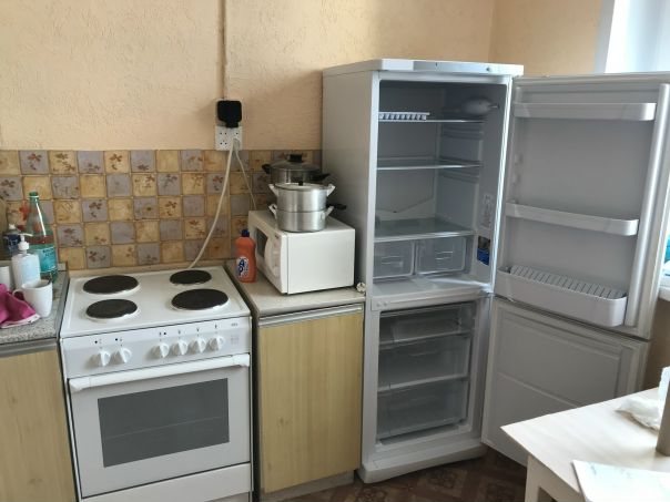 2 комнаты в 3-х комнатной квартире. 1 комната закрыта, там мои вещи. 3 лоджии. Я собственник квартиры. 10 мин пешком до с Перово. В квартире есть минимальный набор мебели, шкаф комод, кровать, тумбочка. Рассматриваю жильцов со своей мебелью. Дети, животные можно. В квартире сделан косметический ремонт. В шаговой доступности, школа, детский сад, поликлиника, почта, магазины, аквапарк. В квартире 3 балкона и большой коридор. Оплата за первый и последний месяц. К/у входит в стоимость. Свет, вода и интернет, отдельно. Договор у нотариуса обязательно!<br><br>89261566401 Дарья с 9-21 - фото Фото: 2 комнаты в 3-х комнатной квартире. 1 комната закрыта, там мои вещи. 3 лоджии. Я собственник квартиры. 10 мин пешком до с Перово. В квартире есть минимальный набор мебели, шкаф комод, кровать, тумбочка. Рассматриваю жильцов со своей мебелью. Дети, животные можно. В квартире сделан косметический ремонт. В шаговой доступности, школа, детский сад, поликлиника, почта, магазины, аквапарк. В квартире 3 балкона и большой коридор. Оплата за первый и последний месяц. К/у входит в стоимость. Свет, вода и интернет, отдельно. Договор у нотариуса обязательно!<br><br>89261566401 Дарья с 9-21