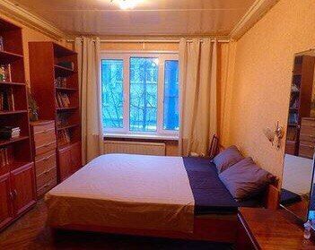 Фото: Санкт-Петербург. м. Ломоносовская, ул. Новосёлов, 5, на 1 этаже. <br>О доме: 5-ти этажный панельный дом, 1961 г.п. В подъезде чисто и без запахов. Тихий двор, есть парковочные места. От собственника. О комнате: сдаётся комната 15 м2 в двухкомнатной квартире 46.26 м2, жилая площадь 30 м2, кухня 7.4 м2, санузел раздельный, потолки 2.70 м. В квартире не требуется ремонт. Везде установлены стеклопакеты. На полу лежит как паркет, так и линолеум. Окна выходят во двор. В собственности более 18 лет. В соседях русская женщина, без вредных привычек, тоже снимает. По оплате 10 тыс. руб в месяц. Инфраструктура: В соседних дворах, есть детские площадки. В районе хорошо развита торгово-социальная инфраструктура. Поблизости расположены школа № 627 и гимназия № 498, детские сады №60 и № 90, магазины Магнит и Пятерочка, ТЦ Невский и Штрих-Код, кинотеатр, аптеки, банки, кафе. Хорошее транспортное сообщение. До станции метро Ломоносовская добраться транспортом можно за 5 минут, пешком-12-15 минут. Неподалёку от дома остановки общественного транспорта- 5-7 минут пешком. Просмотр в любой день, вечером. В городе не живу. Звонить и договариваться +7 (911) 201-9749
