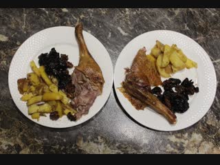 Гусь фаршированный черносливом с грецким орехом. Картошка на гусином жире.