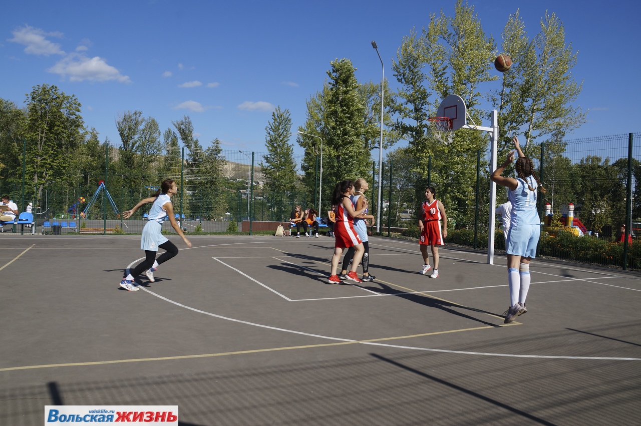 Спортивный вольск. Вольск городской парк спортивная. Городской парк в Вольске спортивная площадка. Спортивные сооружения в Вольске. Спорт компоексдинамо в горпарке в Благовещенске.