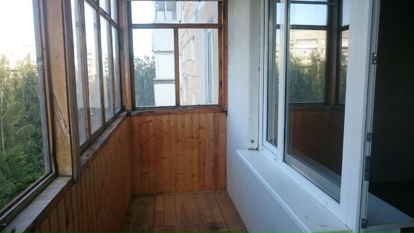 Фото: Продается 3-х комнатная квартира в пгт Монино, ул. Дементьева, д. 2. (Московская область) 6-й этаж 9-и этажного дома 1994 года постройки. 70/48/11. Стеклопакеты, стальная дверь, большой застеклённый балкон, окна на юг и север. Во дворе школа и детский сад. 1 мин до жд станции. Все необходимые магазины, парикмахерская-под окном. Один собственник. Квартира свободна, все выписаны. 4,2 млн. Есть хороший гараж в 5-и минутах ходьбы.<br>Стоимость: 4 200 000р<br>Звоните/пишите: 8926-271-05-50