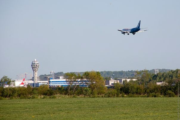 Откуда произошло название Пулково<br><br>Деревня Пулково, по которой названа местность, впервые упоминается уже в Новгородской писцовой книге 1500 года среди сёл и деревень Ижорского погоста. <br> Происхождение названия точно неизвестно; по разным версиям, оно может быть связано с вепсским «пулк» — «пуля», с финскими словами «pulkka» — «лопарские сани» или «puolukka» — «брусника», с финским же именем Паули (Павел). <br> В 1708 году Пётр I подарил мызу, в числе других, императрице Екатерине I, которая переселила ближайшую к усадьбе финскую деревню Пуркора, а её земли отдала русским крестьянам переведенцам (отсюда название Переведенская улица в историческом районе Пулковское) переселённым сюда из дворцовых сёл внутренних губерний России. Дома для крестьян, создаваемые по специальным образцовым проектам (отсюда название улицы Образцовая в Пулковском), были возведены в 1714 году. Так на месте у реки Пулковки и на краю «пулковского увала» возникла деревня Большое Пулково. <br> Жители Пулкова славились отличным здоровьем, из этого села брали кормилиц для наследников царской семьи. - фото Фото: Откуда произошло название Пулково<br><br>Деревня Пулково, по которой названа местность, впервые упоминается уже в Новгородской писцовой книге 1500 года среди сёл и деревень Ижорского погоста. <br> Происхождение названия точно неизвестно; по разным версиям, оно может быть связано с вепсским «пулк» — «пуля», с финскими словами «pulkka» — «лопарские сани» или «puolukka» — «брусника», с финским же именем Паули (Павел). <br> В 1708 году Пётр I подарил мызу, в числе других, императрице Екатерине I, которая переселила ближайшую к усадьбе финскую деревню Пуркора, а её земли отдала русским крестьянам переведенцам (отсюда название Переведенская улица в историческом районе Пулковское) переселённым сюда из дворцовых сёл внутренних губерний России. Дома для крестьян, создаваемые по специальным образцовым проектам (отсюда название улицы Образцовая в Пулковском), были возведены в 1714 году. Так на месте у реки Пулковки и на краю «пулковского увала» возникла деревня Большое Пулково. <br> Жители Пулкова славились отличным здоровьем, из этого села брали кормилиц для наследников царской семьи.