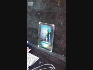 Уличный художник рисует пальцами
