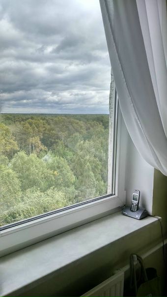 Фото: Сдам только на длительный срок просторную 2-комнатную квартиру, улица Вешних Вод. Цена 37 000 руб. + свет, вода по счетчикам + интернет. До метро ВДНХ или Ботанический сад 15 минут транспортом, пешая доступность до жд станции Лосиноостровская, откуда 17 минут до м.Комсомольская. Рядом почта, аптеки, магазин, недалеко ТРЦ Золотой Вавилон. 12/17 панельного, общ. 56 м. Комнаты изолированные 18 и 14 м, кухня 12 м. Стол в одной из комнат разобран (см. фото), при необходимости можно собрать или наоборот убрать из комнаты. <br>Кондиционеры, холодильник, стиральная машина, телевизор, интернет. Пол паркет, на кухне плитка с подогревом. Санузел раздельный, в кафеле. <br>В коридоре вместительный шкаф-купе. Балкон застелен. Вид из окна на Лосиный остров, в квартире тихо. Подойдет семье с маленьким ребенком. Курить в квартире ЗАПРЕЩЕНО! Депозит можно разбить. Связь ЛС<br> Красовская