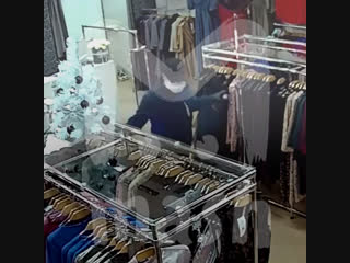 В Кирове художник в маске испортил платья своим конкурентам