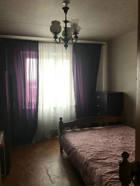 Фото: Сдам 2-ух комнатную квартиру, м Кузьминки, собственник. О квартире: 57 кв м, 2 раздельные комнаты (распашонка), балкон на кухне, 2 санузла, небольшая гардеробная. 3-4 мин от метро пешком. Вся инфраструктура в шаговой доступности (Сбербанк, супермаркет, бетховен и тд). Дом новой планировки (построен в 00-ые, консьерж, 2 лифта, пожарная лестница). Условия: 42 тыс/мес + счетчики. Депозит за последний месяц. Индивидуальные условия готов обсуждать при встрече. Ищу: не более 4 человек, со стабильным доходом. Основной минус - ремонт в квартире муниципальный (кроме 