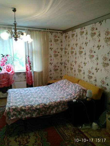 Фото: Сдается комната 20 кв.м. в 3- х комн. квартире. За 15 т.р плюс депозит 15 т.р. <br>В соседних комнатах проживают 2 девушки старше 30 лет, не пьют и не курят. Все работают! <br>От метро 7 минут пешком, метро Бунинская аллея. Все магазины рядом, очень тихий район, бассейн рядом, пруд. Квартира очень тёплая и просторная, хорошая шумоизоляция.<br> Акимова