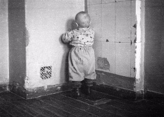 Кто как, а некоторые все детство отстояли в углу и ковыряли дырку в стене.