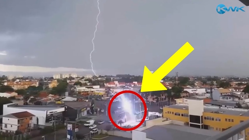 Raios caindo e destruindo coisas