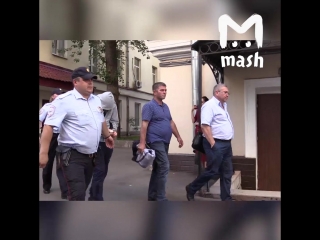 Задержанного за нападение на полицейского в Москве допросили