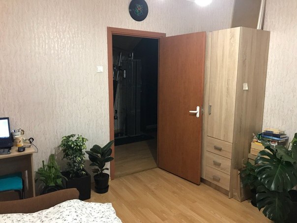 Фото: Сдается комната в 3к кв, возле м. Аннино (2 мин.) на очень длительный срок. Большая квартира в новостройке, с хорошим ремонтом и необходимой мебелью и бытовой техникой, консьерж. Во дворе дома ТЦ Атлантис с дешевым кинотеатром и магазинами.<br>Ищем в соседи девушку или парня, в возрасте от 25-33 лет, платежеспособных, чистоплотных, адекватных, не конфликтных, без детей и ароматных и шерстяных животных, славянской внешности, гражданку РФ. <br>В квартире проживают: в одной комнате девушка, в другой парень. <br>Оплата за комнату 16700+счетчики+интернет. Депозит 16700. Без комиссии. Актуально до 6 июня. Обращаться в ЛС<br> Трофимов