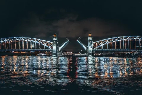 ПРИЗРАКИ ПЕТЕРБУРГСКИХ МОСТОВ ЕгипетскийОн соединяет между собой обе части Лермонтовского проспекта, разделенные рекой Фонтанкой. Был построен в 1825-1826 годах и представляет собой цепной