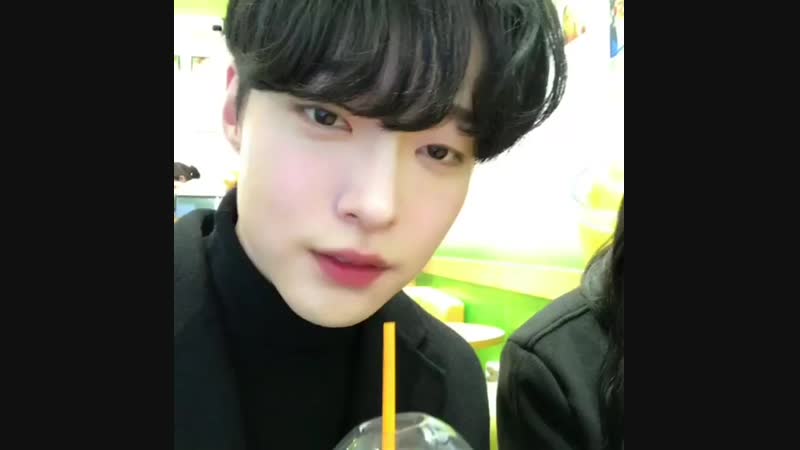 제 아내는 아름답습니다. 그녀는 매우 수줍음이 많다.