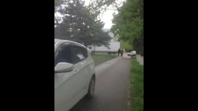 Объезжают пробку по тротуару