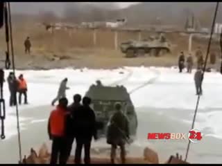 Под Фокино военные утопили БТР при высадке на лед