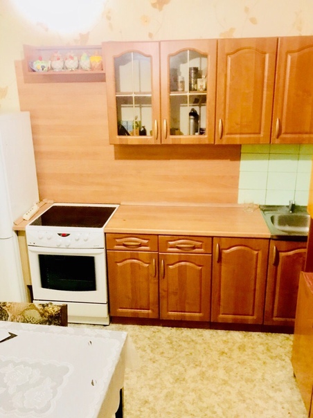 Фото: Сдаётся 1-комнатная квартира в 10 мин. ходьбы от станции метро Митино. <br>6 этаж. <br>Из мебели: Большая двуспальная кровать, раскладной диван книжка, шкафы, гардеробная, трельяж, буфет, кухонный гарнитур, журнальный столик, кухонный стол, стулья. <br>Из техники: телевизор, двухкамерный холодильник, плита и духовка, стиральная машина. Чистая и уютная просторная квартира. Можно с животными и детьми. Хорошие соседи. Рядом парк и лес, детские площадки, школа во дворе, магазины у дома, Дикси, салоны красоты.  Окна выходят во двор. <br>31 000  + ком.услуги. депозит.