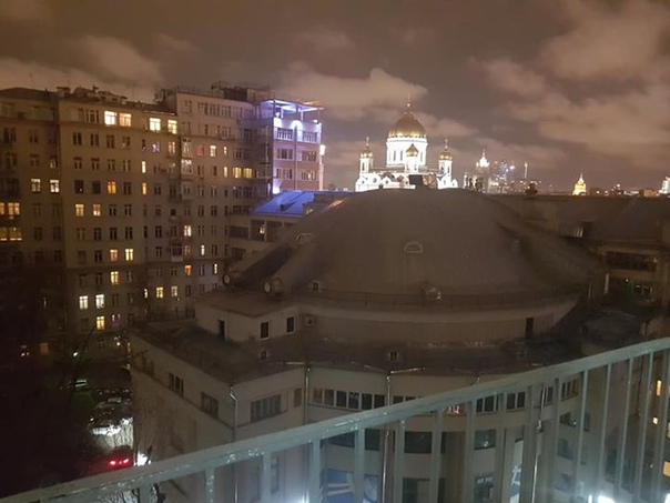 Срочно сдаётся комната в элитном доме на набережной (Дом правительства). Самый центр Москвы. Ул. Серафимовича 2. Проживание без хозяев, без залога, без комиссии. Комната с хорошим ремонтом, большая (30 кв/м). Окна выходят в тихий двор. Есть балкон. Окна - стеклопакет. Приличные соседи. Сдаётся по комнатам. Всего 5 комнат. Соседи 4 человека.<br>В стоимость аренды 35000р включены все платежи (wifi, коммуналка, консьерж). Приглашаем для длительного проживания приличных, платёжеспособных людей (максимум 2 человека). Звоните, Дмитрий. <br>+7 915 334 06 33<br><br> - фото Фото: Срочно сдаётся комната в элитном доме на набережной (Дом правительства). Самый центр Москвы. Ул. Серафимовича 2. Проживание без хозяев, без залога, без комиссии. Комната с хорошим ремонтом, большая (30 кв/м). Окна выходят в тихий двор. Есть балкон. Окна - стеклопакет. Приличные соседи. Сдаётся по комнатам. Всего 5 комнат. Соседи 4 человека.<br>В стоимость аренды 35000р включены все платежи (wifi, коммуналка, консьерж). Приглашаем для длительного проживания приличных, платёжеспособных людей (максимум 2 человека). Звоните, Дмитрий. <br>+7 915 334 06 33<br><br>