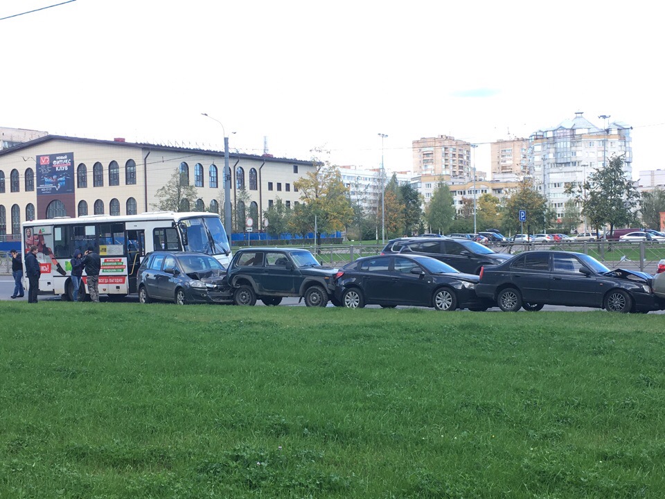 В массовом ДТП с участием маршрутки и легковушек на Просвещения пострадала пассажирка коммерческого автобуса (фото)