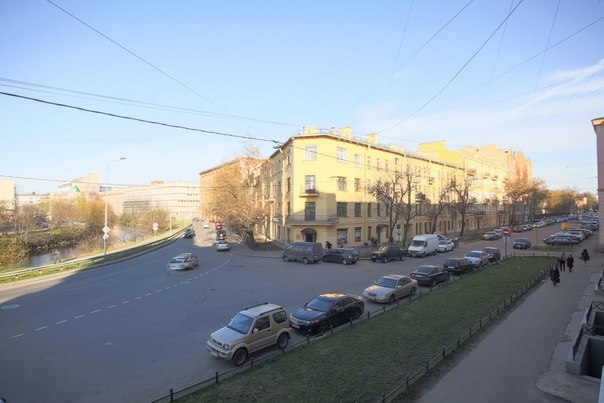Фото: г. Санкт-Петербург<br><br>13-я линия В.О. 80/1<br><br>Продается 3-х к.квартира на Васильевском для семьи. С ремонтом и за разумные деньги. Пять окон на две стороны - важное преимущество перед квартирами в старом фонде. Никаких