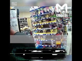 В Краснодарском крае пьяный мужик избил собаку, которую хозяин оставил у магазина. И правосудие не заставило себя долго ждать.