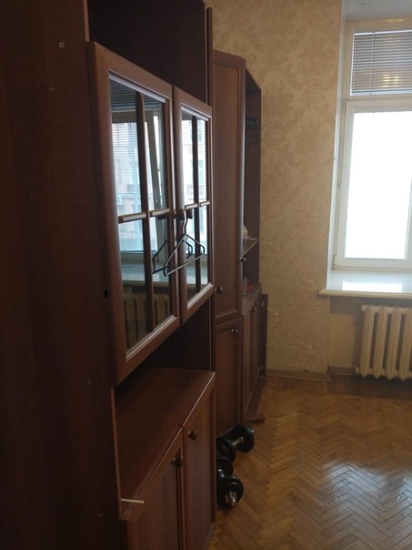 Фото: Внимание! Комната на Тверской!! Итак, с 26го июля освобождается изолированная комната в 3шке, 8мин пешком от м Маяковская либо Белорусская. В соседка 2 девушки 29 и 32 лет и 1 разговорчивая кошка). <br>Ремонт в квартире не вау, но и не ужасный, нормальное советское ретро, подновленное пластиковыми окнами. Комната, скорее, подойдёт мужчине, в ней всегда мужчины жили. К сожалению, в комнате стоит старый диван, который нельзя вывозить, а на фото кровать соседа, он её либо вывезет, либо можно у него её купить. <br>По деньгам: стоим в месяц 22,500 плюс коммуналка где-то 3000 и залог съезжающему 21700. Просмотр в ближайшее время.<br>Квартира вживую лучше, чем на фото!<br> Антонченко
