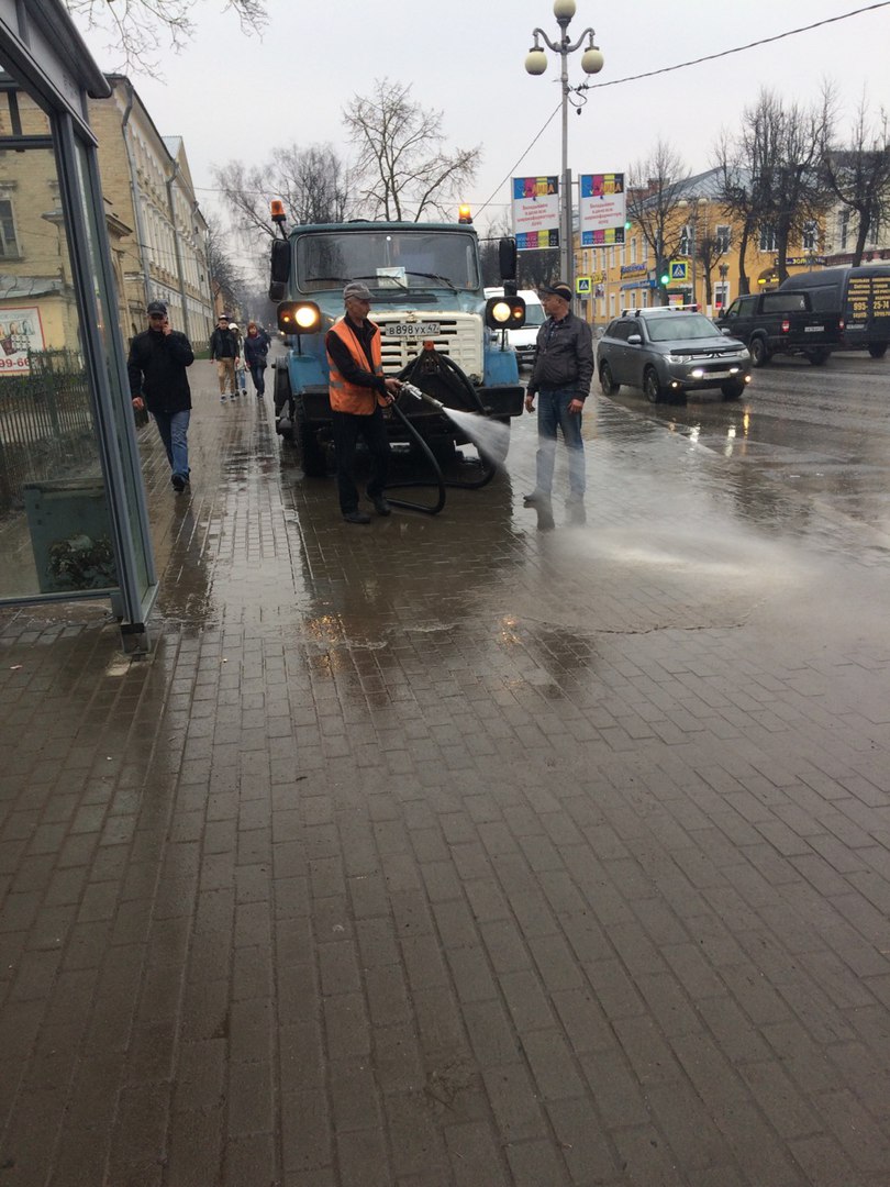 В Гатчине в разгар дождя коммунальные службы моют дороги. Фото