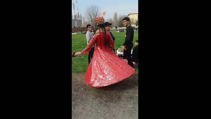 Кружится она
