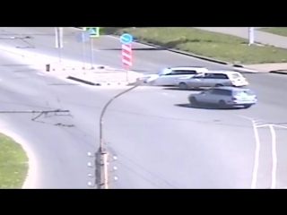 Момент ДТП в Великом Новгороде на Мира (32) - Попова. 20.05.18, 10:03 | https://vk.com/public17699037