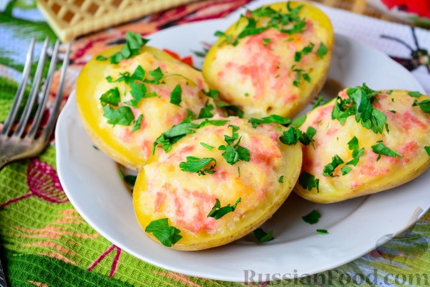 Картофель, фаршированный сыром и колбасой Картофель - 3 шт. Колбаса - 100 г Сыр твердый - 70 г Сметана - 50 г Зелень - по вкусу Соль - по вкусу Перец черный молотый - по вкусу Масло растительное