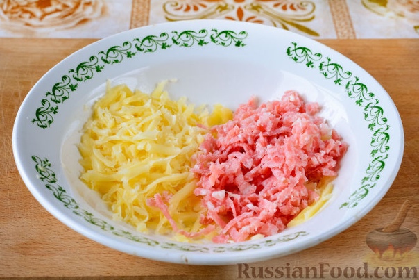 Картофель, фаршированный сыром и колбасой Картофель - 3 шт. Колбаса - 100 г Сыр твердый - 70 г Сметана - 50 г Зелень - по вкусу Соль - по вкусу Перец черный молотый - по вкусу Масло растительное