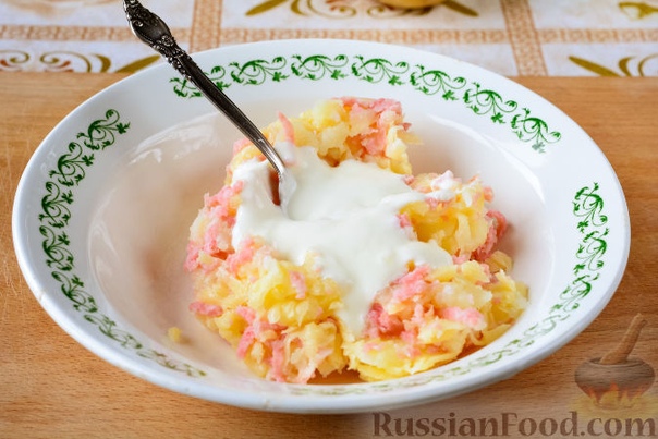 Картофель, фаршированный сыром и колбасой Картофель - 3 шт. Колбаса - 100 г Сыр твердый - 70 г Сметана - 50 г Зелень - по вкусу Соль - по вкусу Перец черный молотый - по вкусу Масло растительное