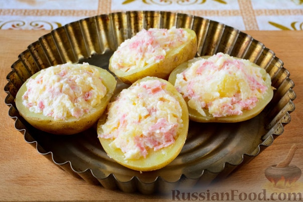 Картофель, фаршированный сыром и колбасой Картофель - 3 шт. Колбаса - 100 г Сыр твердый - 70 г Сметана - 50 г Зелень - по вкусу Соль - по вкусу Перец черный молотый - по вкусу Масло растительное