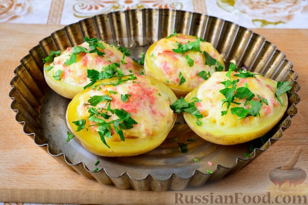 Картофель, фаршированный сыром и колбасой Картофель - 3 шт. Колбаса - 100 г Сыр твердый - 70 г Сметана - 50 г Зелень - по вкусу Соль - по вкусу Перец черный молотый - по вкусу Масло растительное