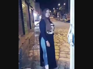 Молодая красивая азербайджанка мусульманка в хиджабе станцевала под музыку. Азербайджан Azerbaycan БАКУ BAKU BAKI Карабах 2018