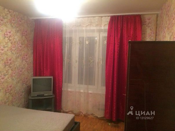 Фото: Сдаю НАПРЯМУЮ ОТ СОБСТВЕННИКА, НЕ АГЕНТСТВО, БЕЗ КОМИССИЙ И ЗАЛОГОВ изолированную комнату в 3-х комнатной квартире!<br>Квартира в 14 минутах пешком до м.Лермонтовский проспект;<br>Комната просторная/светлая, в комнате есть: большая 2-х спальная кровать, телевизор, шкафы, стол, тумбочка. Рядом находится остановка общественного транспорта, магазины Пятёрочка и Дикси, банкомат, район тихий, спокойный.<br>В квартире есть: вся бытовая техника, стиральная машина, санузел изолированный;<br>Для заселения рассматриваю девушку или 2-х девушек (для 2х арендная плата 20т.р);<br>Цена: 17000р/мес;<br>Стоимость указана с включёнными коммунальными услугами!