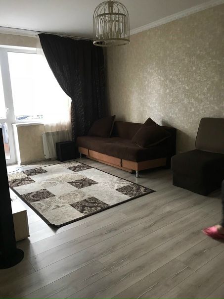 Срочно! Сдаём комнату в двушке.<br>Метро Новокосино, 5-7 минут от метро.<br>Предпочтительно одной девушке или двум.<br>У нас есть маленький котёнок 3 месяца.<br>В квартире есть все необходимое, вся техника.<br>В соседках хотелось бы видеть человека адекватного и чистоплотного)<br>Заезд как можно скорее)<br>Рядом с домом очень развитая инфраструктура, есть все необходимое)<br>Для одного человека стоимость аренда комнаты будет стоить 22500 + коммуналка ( не более 1500 ), для двух по 11250 +коммуналка ( около 700-800 )<br>За подробностями пишите в лс, с радостью отвечу - фото Фото: Срочно! Сдаём комнату в двушке.<br>Метро Новокосино, 5-7 минут от метро.<br>Предпочтительно одной девушке или двум.<br>У нас есть маленький котёнок 3 месяца.<br>В квартире есть все необходимое, вся техника.<br>В соседках хотелось бы видеть человека адекватного и чистоплотного)<br>Заезд как можно скорее)<br>Рядом с домом очень развитая инфраструктура, есть все необходимое)<br>Для одного человека стоимость аренда комнаты будет стоить 22500 + коммуналка ( не более 1500 ), для двух по 11250 +коммуналка ( около 700-800 )<br>За подробностями пишите в лс, с радостью отвечу