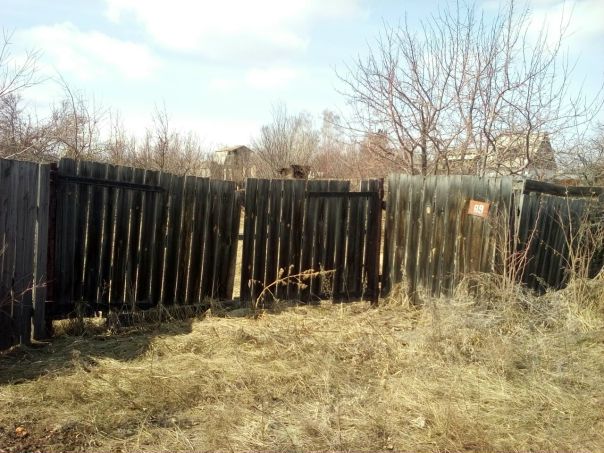 Фото: продается земельный участок 4 сотки, на участке строений нет, имеется только туалет. <br>Посажены плодово-ягодные деревья, на земельном участке после постройки своего дома возможно прописаться. Все документы оформлены и сделано межевание, границы земельного участка определены. <br>Земельный участок расположен по адресу: Красноярский край, г. Минусинск, сады 