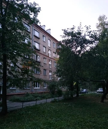 Московская обл., г. Долгопрудный, ул. Первомайская, д. 58. <br>Продается однокомнатная квартира на 5 этаже 5 этажного теплого кирпичного дома. Общая площадь 32 кв. м., жилая 18 кв. м., кухня 6 кв. м., окна пластиковые, санузел совмещенный, балкона нет. При продаже квартиры остается вся мебель, техника не остается. Квартира расположена в хорошем зеленом районе с развитой инфраструктурой: рядом с домом городская больница, магазины, рынок, в пешей доступности школа, дет. сад, аптеки, отделение банка. Удобное транспортное сообщение с Москвой: 5 мин. пешком до ж/д ст. Долгопрудная, далее на электричке 20-25 минут до ст. м. Тимирязевская, Савеловский вокзал (Москва); на маршрутке, автобусе 20-30 минут до ст. м. Сходненская, Ховрино, Речной вокзал, Алтуфьево. Свободная продажа. Один взрослый собственник, в собственности более 5 лет. Звоните, уважаемые покупатели. ПОКАЗ ОПЕРАТИВНО, КЛЮЧИ НА РУКАХ. Реальным покупателям ТОРГ.Помощь в получении ипотеки. <br>Цена: 3 550 000 руб., тел. 8 (917) 555 71 46, Роман. <br>Подробнее: - фото Фото: Московская обл., г. Долгопрудный, ул. Первомайская, д. 58. <br>Продается однокомнатная квартира на 5 этаже 5 этажного теплого кирпичного дома. Общая площадь 32 кв. м., жилая 18 кв. м., кухня 6 кв. м., окна пластиковые, санузел совмещенный, балкона нет. При продаже квартиры остается вся мебель, техника не остается. Квартира расположена в хорошем зеленом районе с развитой инфраструктурой: рядом с домом городская больница, магазины, рынок, в пешей доступности школа, дет. сад, аптеки, отделение банка. Удобное транспортное сообщение с Москвой: 5 мин. пешком до ж/д ст. Долгопрудная, далее на электричке 20-25 минут до ст. м. Тимирязевская, Савеловский вокзал (Москва); на маршрутке, автобусе 20-30 минут до ст. м. Сходненская, Ховрино, Речной вокзал, Алтуфьево. Свободная продажа. Один взрослый собственник, в собственности более 5 лет. Звоните, уважаемые покупатели. ПОКАЗ ОПЕРАТИВНО, КЛЮЧИ НА РУКАХ. Реальным покупателям ТОРГ.Помощь в получении ипотеки. <br>Цена: 3 550 000 руб., тел. 8 (917) 555 71 46, Роман. <br>Подробнее: