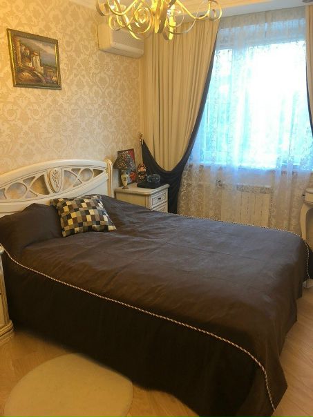 Фото: Добрый день! Сдам уютную комнату 1 девушке в очень красивой 2к квартире. От метро Чертановская 5 мин. пешком, в квартире есть абсолютно вся бытовая техника, отдельная гардеробная для чемоданов и обуви, сигнализация. Рядом много магазинов и 2 ТЦ, зелёный бульвар для прогулок, несколько фитнес клубов. В соседней комнате проживает девушка, 31 год. <br>Оплата 22 тыс.в месяц + КУ. Залог 22 тыс. можем разбить на 2 месяца.<br> Олейник