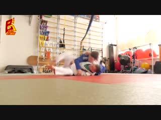 Бросок прогибом три выхода Ura-nage
