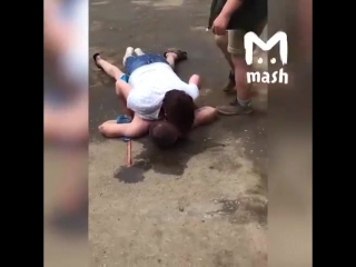 В Кирове мужчина пытался украсть сумку у сильной независимой женщины. Что было дальше — смотрите в лучшем видео года. Звук.