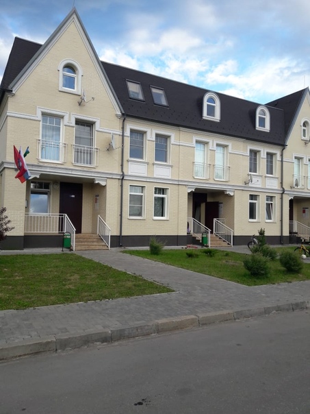 Друзья, впервые сдаются три светлых, чистых и уютных апартамента с дизайнерским ремонтом от собственника в Новой Москве по отдельности или все три вместе. <br> По адресу, г. Троицк, ЖК Изумрудный, ул. 1-ая Изумрудная, д.12, 1 этаж. <br>Общая площадь апартаментов 82кв.м. Ближайшее метро Теплый стан. Все необходимое для проживания имеется. Инфраструктура в пешей доступности. <br>Условия размещения: <br>- закрытая охраняемая территория, парковочное место для автомобиля, детская площадка <br>- 3 апартамента по 30 кв.м с комфортными спальными местами ( две 2-х спальные кровати, одна круглая кровать King-size 2,50х2,50) и с отдельным душем/туалетом. <br>- холодильник <br>- стиральная машина <br>- электрическая плитка, чайник <br>- интернет и телевидение <br>- банные принадлежности <br>Дополнительно возможны следующие услуги: предоставление допол.спального места, аренда автомобиля/мотоцикла, услуги трансфера <br>Аренда одного апартамента: 1-7 суток – 3 000 руб, от 8 суток – 2 500 руб. Готовы к заезду. - фото Фото: Друзья, впервые сдаются три светлых, чистых и уютных апартамента с дизайнерским ремонтом от собственника в Новой Москве по отдельности или все три вместе. <br> По адресу, г. Троицк, ЖК Изумрудный, ул. 1-ая Изумрудная, д.12, 1 этаж. <br>Общая площадь апартаментов 82кв.м. Ближайшее метро Теплый стан. Все необходимое для проживания имеется. Инфраструктура в пешей доступности. <br>Условия размещения: <br>- закрытая охраняемая территория, парковочное место для автомобиля, детская площадка <br>- 3 апартамента по 30 кв.м с комфортными спальными местами ( две 2-х спальные кровати, одна круглая кровать King-size 2,50х2,50) и с отдельным душем/туалетом. <br>- холодильник <br>- стиральная машина <br>- электрическая плитка, чайник <br>- интернет и телевидение <br>- банные принадлежности <br>Дополнительно возможны следующие услуги: предоставление допол.спального места, аренда автомобиля/мотоцикла, услуги трансфера <br>Аренда одного апартамента: 1-7 суток – 3 000 руб, от 8 суток – 2 500 руб. Готовы к заезду.