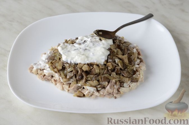 Салат Ёжик из курицы и грибов, с корейской морковью Филе куриное 250 г Яйца 2 шт. Грибы вешенки 250 г Лук репчатый 1 шт. Морковь по-корейски 150 г Сыр твердый 100 г Сметана 120 г (5 ст. ложек)