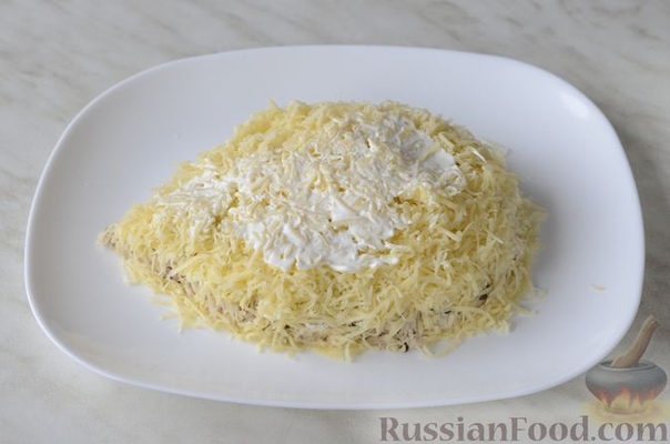 Салат Ёжик из курицы и грибов, с корейской морковью Филе куриное 250 г Яйца 2 шт. Грибы вешенки 250 г Лук репчатый 1 шт. Морковь по-корейски 150 г Сыр твердый 100 г Сметана 120 г (5 ст. ложек)